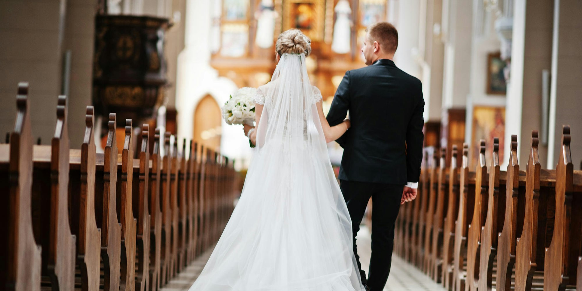 Ein Paar heiratet in der Kirche