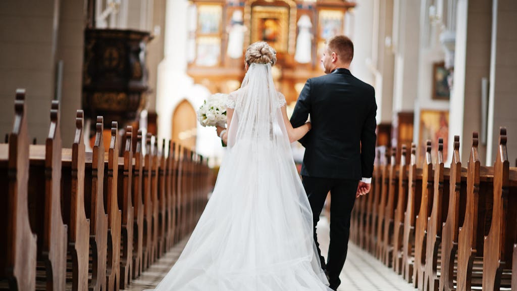Ein Paar heiratet in der Kirche