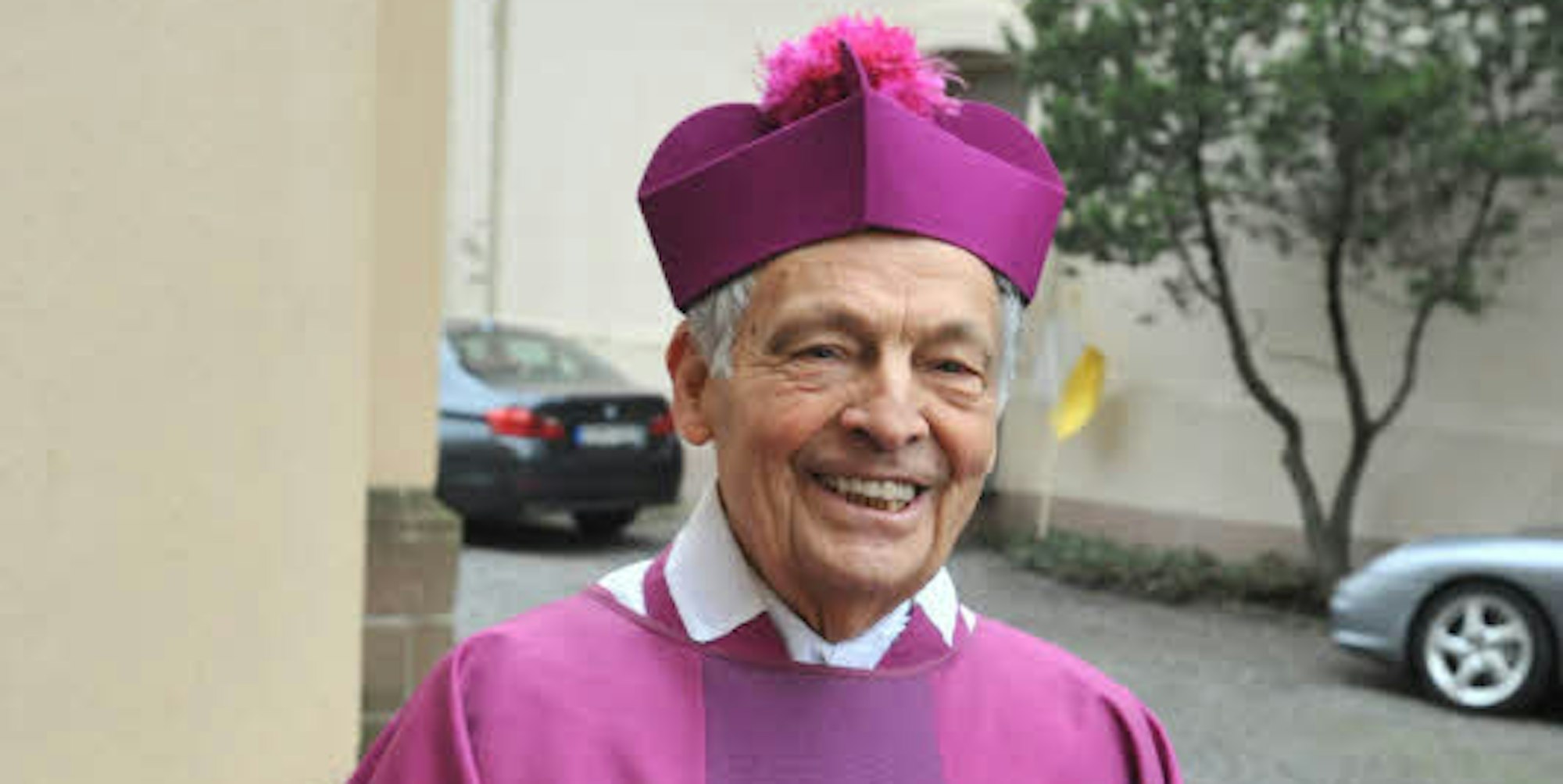 Als Domherr trägt er die violette Soutane. Erich Läufer steuert auf ein seltenes Fest zu: das Eiserne Priesterjubiläum