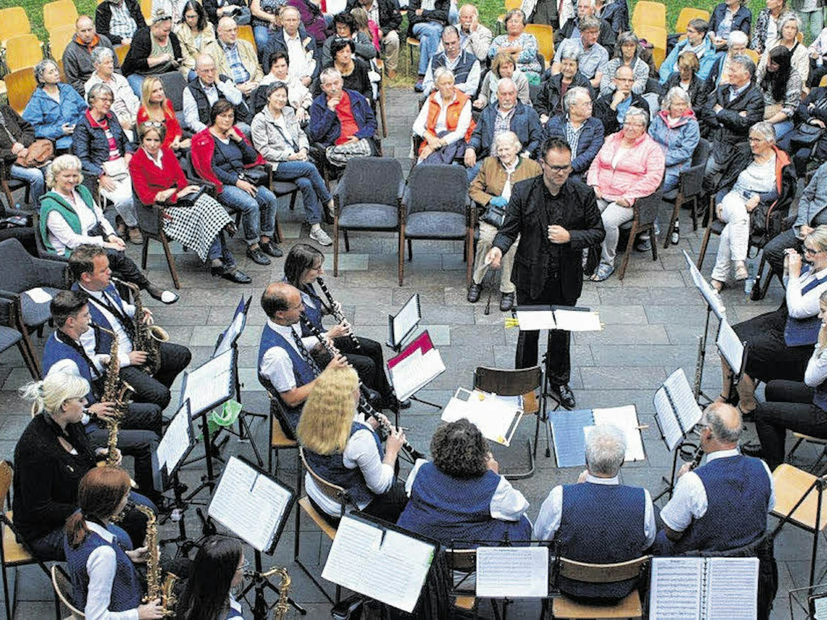Marco Lichtenthäler, der neue Leiter des Blasorchesters, präsentierte mit den 40 Musikern einen bunten Melodienstrauß.