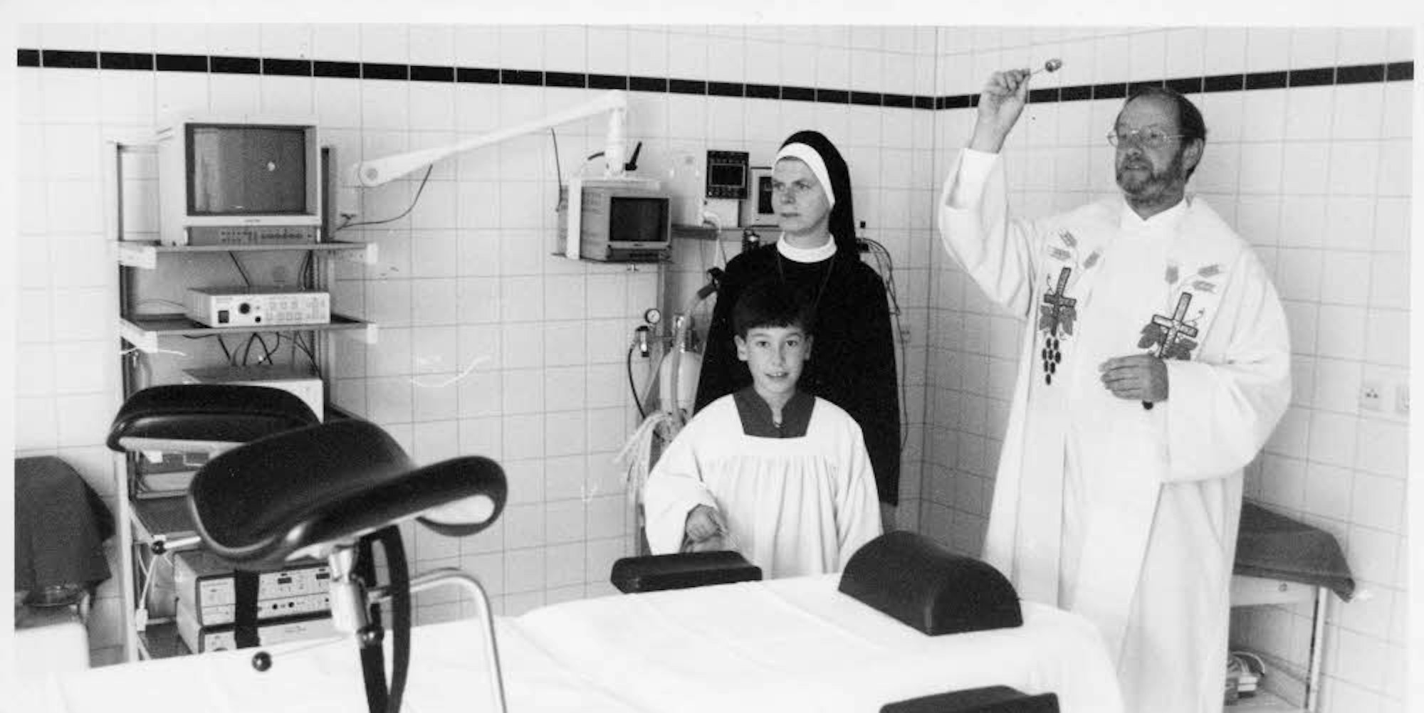 Ein Foto aus besseren Tagen: Pfarrer Josef Rottländer segnet 1997 die neue Urologische Station am Herz-Jesu-Krankenhaus Lindlar.