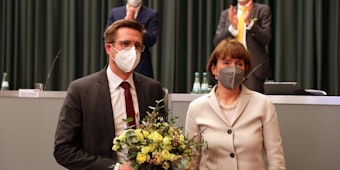 Duo mit Maske: Oberbürgermeisterin Henriette Reker und Andree Haack nach der Wahl am 3. Februar.