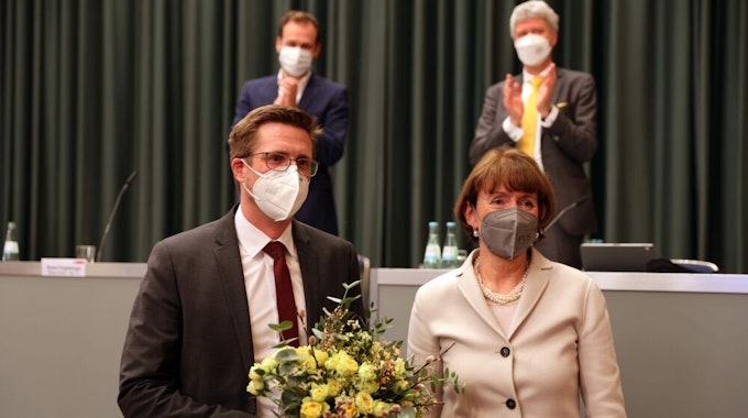 Duo mit Maske: Oberbürgermeisterin Henriette Reker und Andree Haack nach der Wahl am 3. Februar.