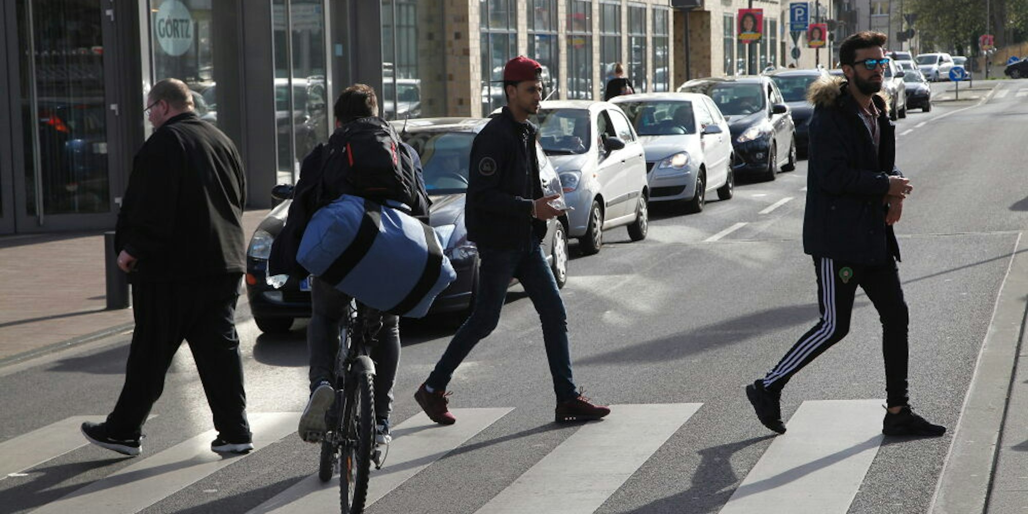 Auf der Stationsstraße treten Autos, Fußgänger und Radfahrer gegeneinander an. Diese soll deshalb autofrei werden.