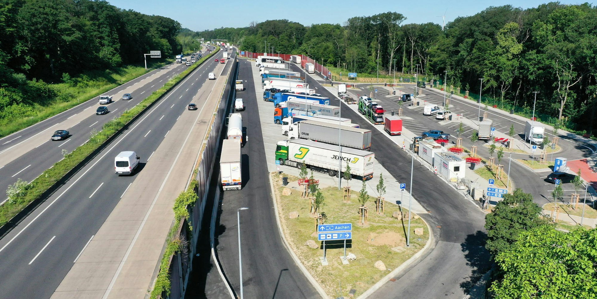 Auf dem Rastplatz Frechen-Nord stehen nun mehr Parkplätze für Lastwagen und Autos zur Verfügung.