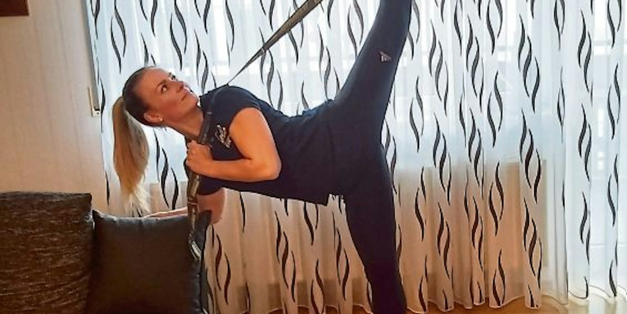 In ihrem Wohnzimmer hält sich die Gemünder Taekwondo-Kampfsportlerin Jessica Rau mit Krafttraining und Stretching fit.