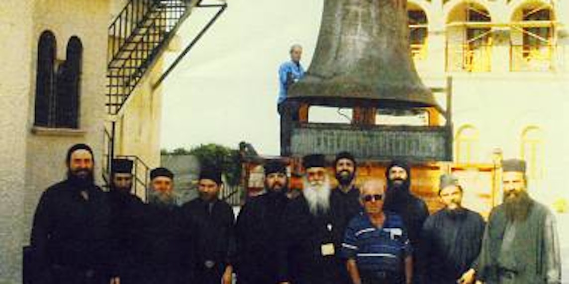 Gruppenbild mit Glocke: Der Konvent des Klosters Agiou Nikodimou mit Archimandrit Chrysostomos ( weißer Bart) und Panagiotis Kouzoulidis (Sonnenbrille) bei der Ankunft des Schlebuscher Geschenks. (Bild: privat)