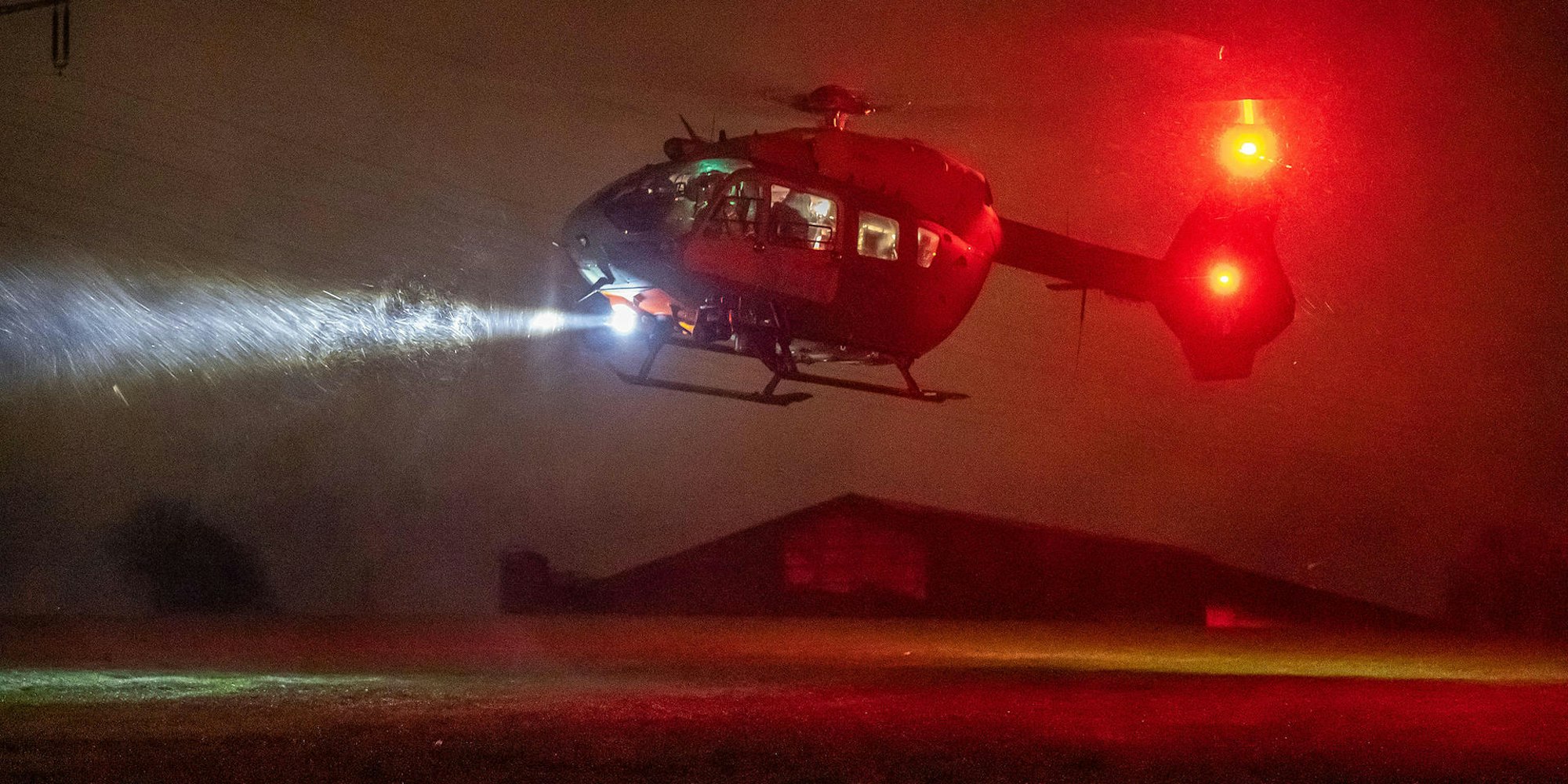 Mit einem Hubschrauber der Bundeswehr wurde der schwer verletzte Monteur nach seiner Bergung aus 95 Metern Höhe in eine Spezialklinik geflogen.