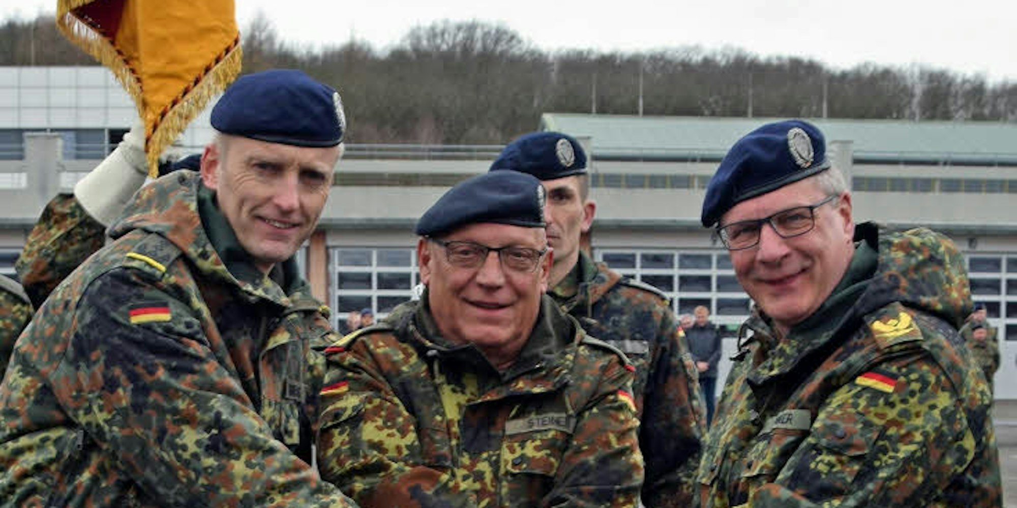Oberst Rainer Beeck, Generalmajor Heinrich Steiner und Brigadegeneral Wolfgang E. Renner (v. l.) vollzogen den Kommandowechsel.