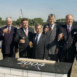 17. September 2004: Grundsteinlegung für die Messehallen mit OB Schramma (3.v.l.) und den Investoren Matthias Graf von Krockow (2.v.r.) und Projekt-Entwickler Josef Esch (r.).
