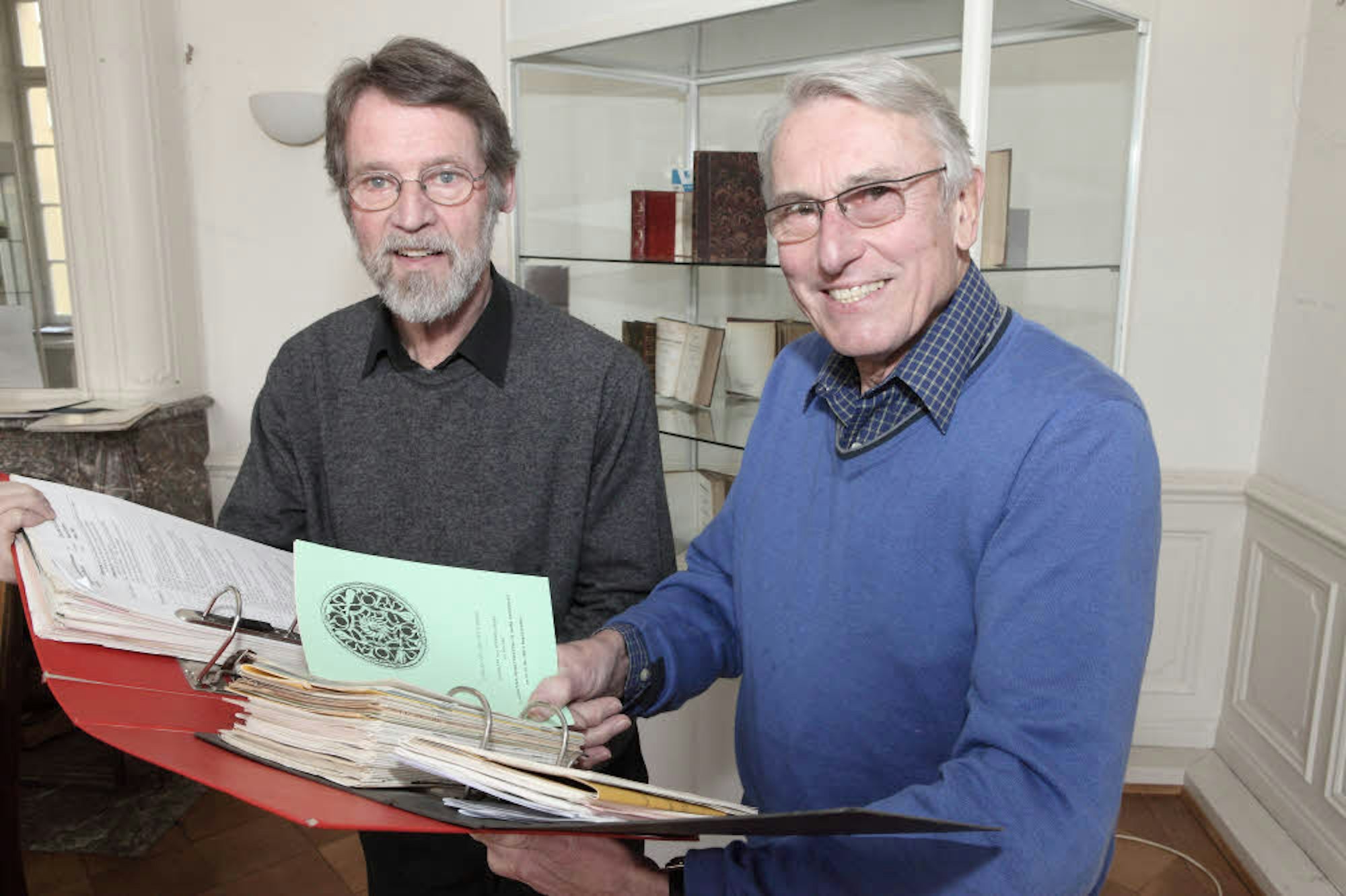 Günter Litzinger (l.) zeigt Jürgen Drissler einzelne der 104 Ordner, die er in dem Findbuch erschlossen hat.