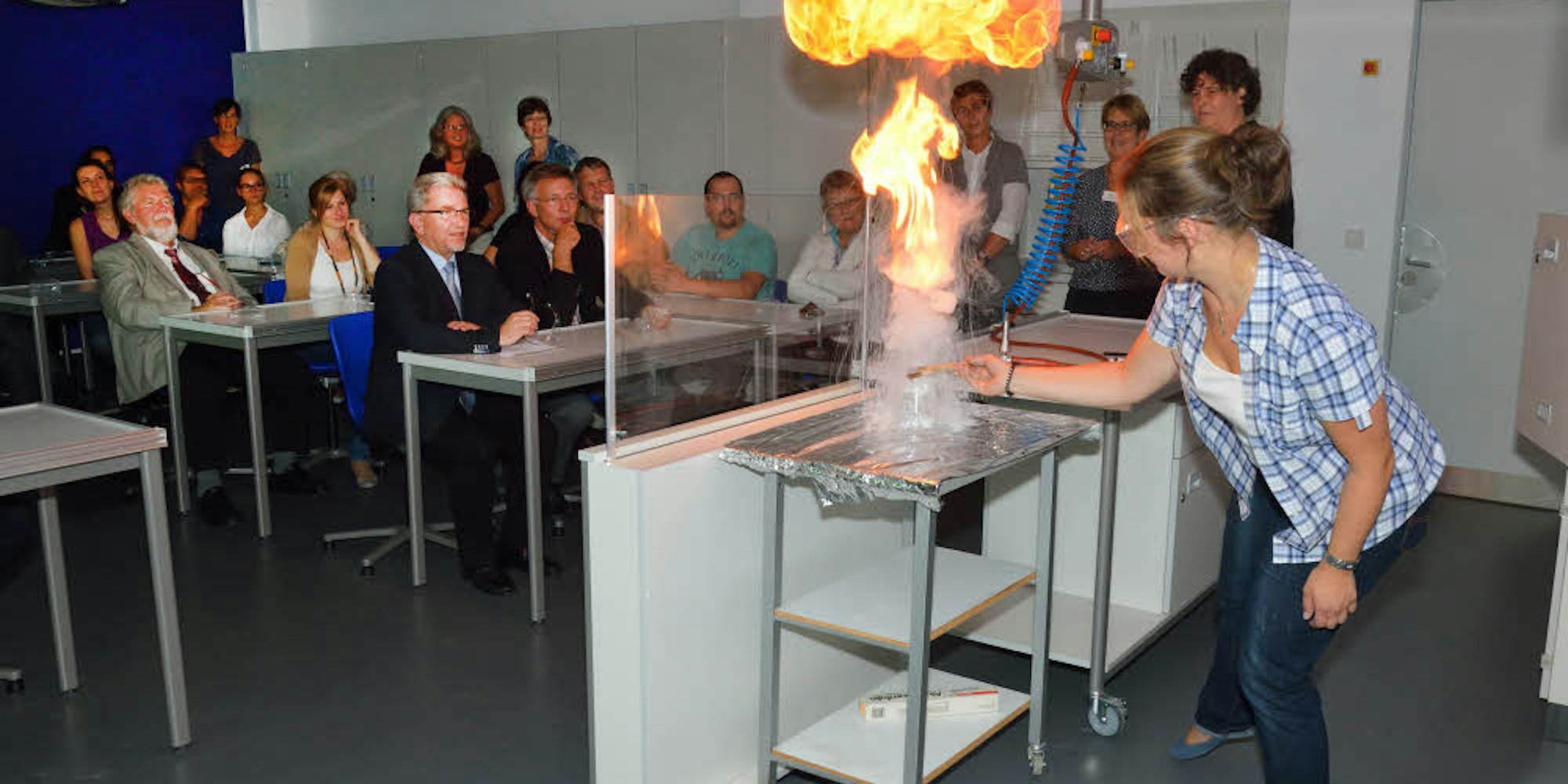 Neue Chemieräume wurden im Albertus-Magnus-Gymnasium im Herbst 2015 eingeweiht.