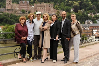 Erstmals wirkt Annette Frier (M.) als Hotelchefin an den Dreharbeiten zum „Hotel Heidelberg“ mit.