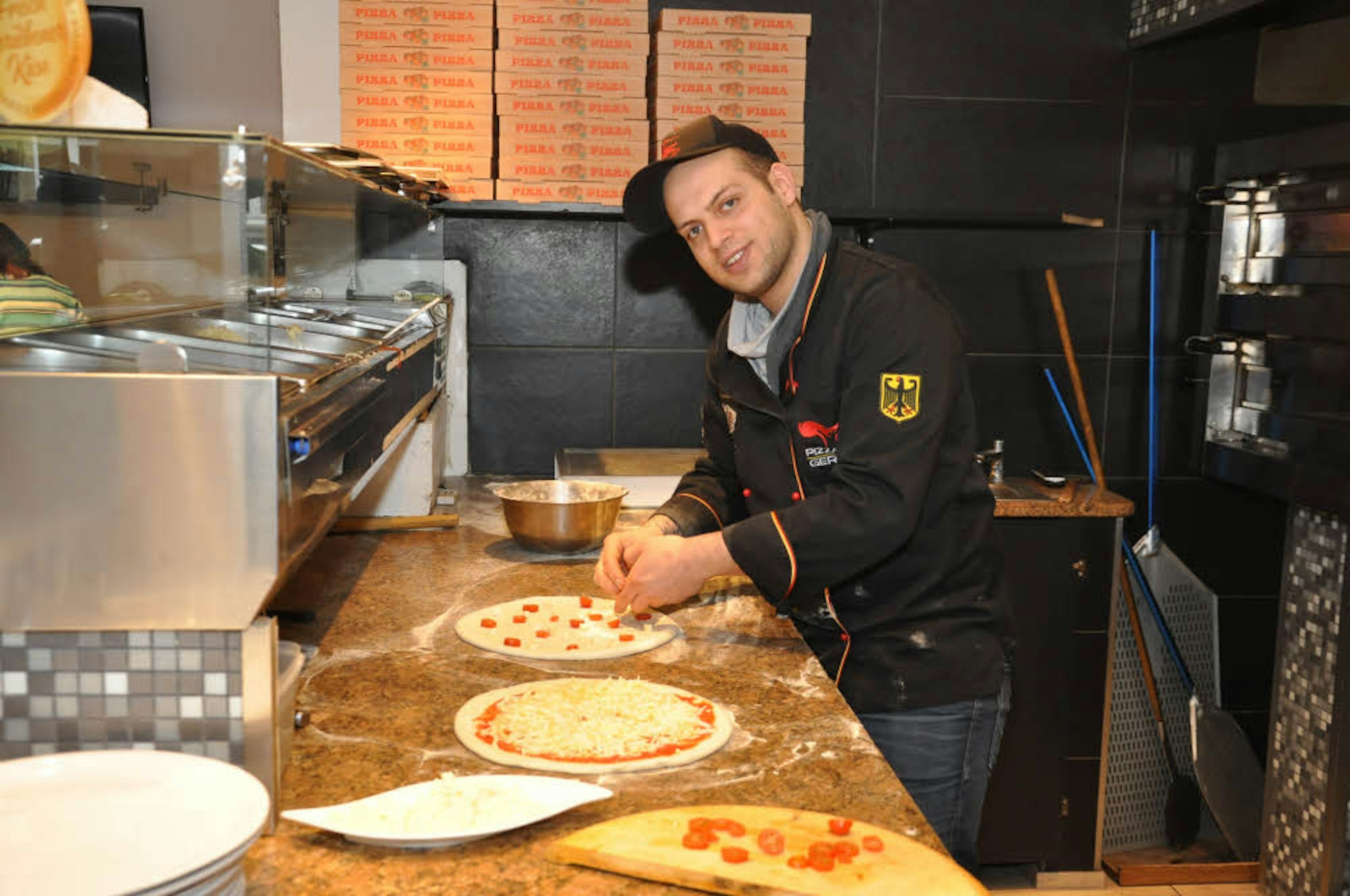 Bei der Pizza bianca verzichtet Luigi Carpineta auf Tomatensoße. Stattdessen nimmt er Kirschtomaten aus Italien.
