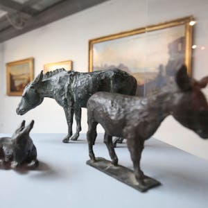 Skulpturen, Gemälde und vieles mehr: Die Ausstellung stellt den Esel in vielen Facetten vor. Das Foto zeigt drei Eisen aus Bronze, die im Jahr 1980 von Ernemann Sander gefertigt wurden.