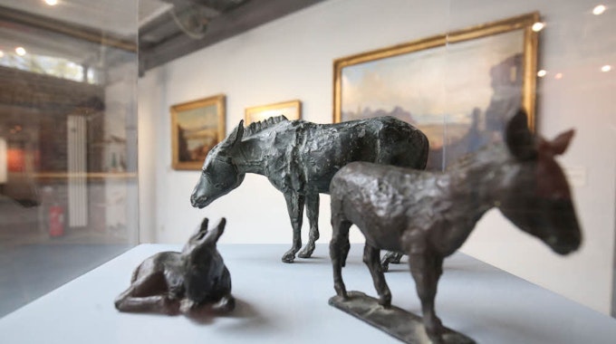 Skulpturen, Gemälde und vieles mehr: Die Ausstellung stellt den Esel in vielen Facetten vor. Das Foto zeigt drei Eisen aus Bronze, die im Jahr 1980 von Ernemann Sander gefertigt wurden.