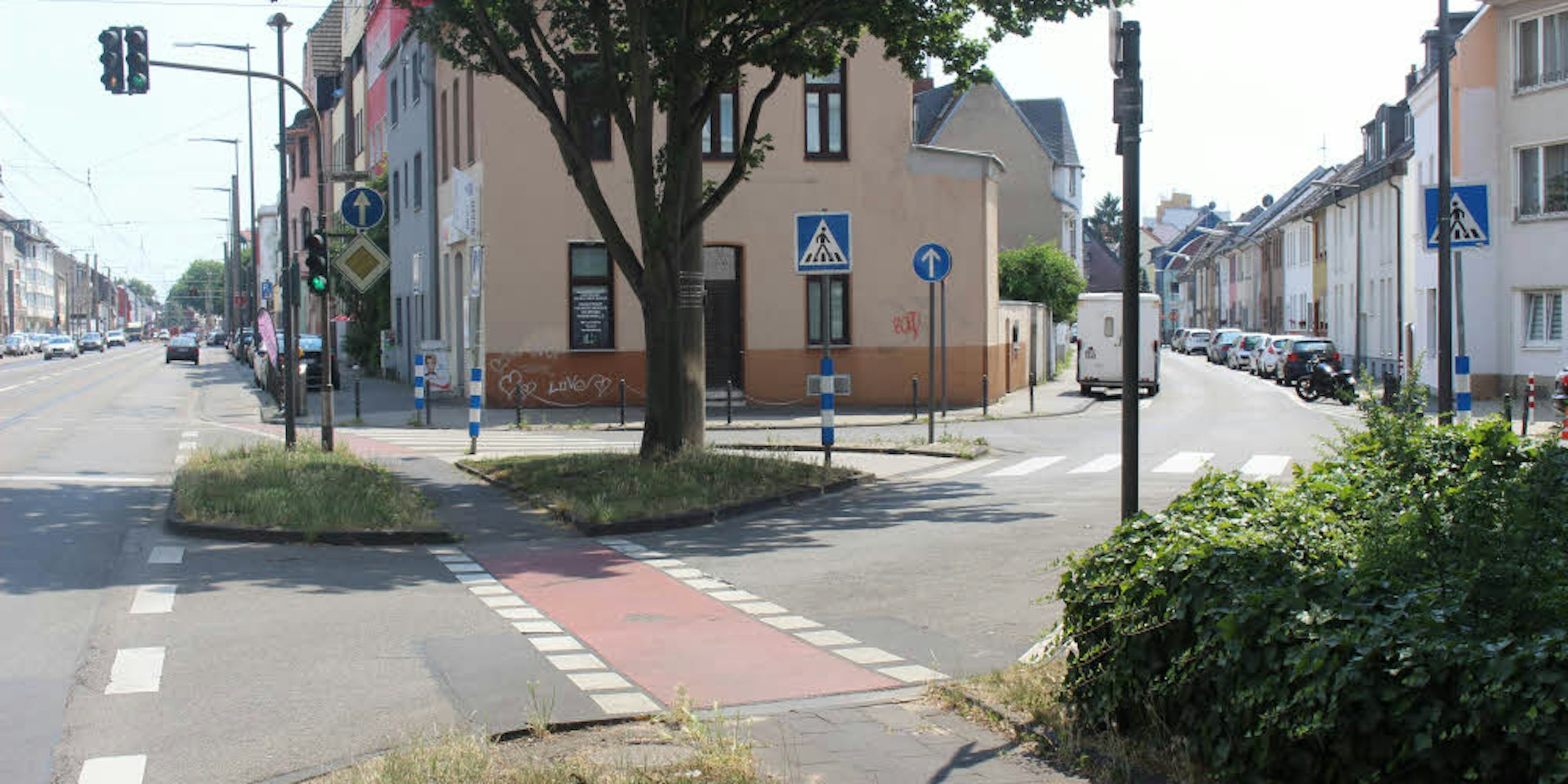 Die im Bild vordere Zufahrt von der Neusser Straße zur Jesuitengasse soll wegfallen – dort würde ein kleines Plätzchen entstehen.