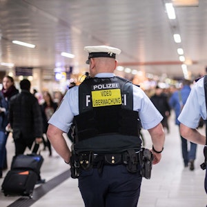 Zwei Beamte der Bundespolizei am Hauptbahnhof in Köln.