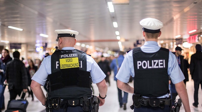 Zwei Beamte der Bundespolizei am Hauptbahnhof in Köln.