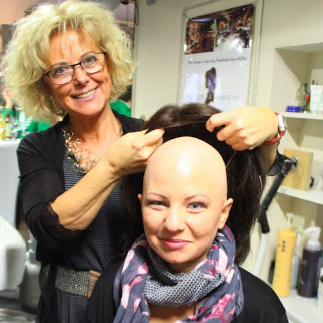 Sabine Breuer ist glücklich mit ihrer neuen Echthaarperücke. Sie  profitiert von der Aktion „Haare spenden“. Ihr waren sechs Jahre zuvor die Haare von einem Tag auf den anderen ausgefallen. 