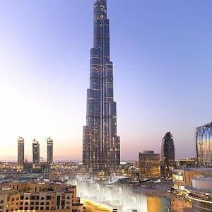 Ein Panoramablick auf die Skyline von Dubai mit dem Burj Khalifa in der Mitte.