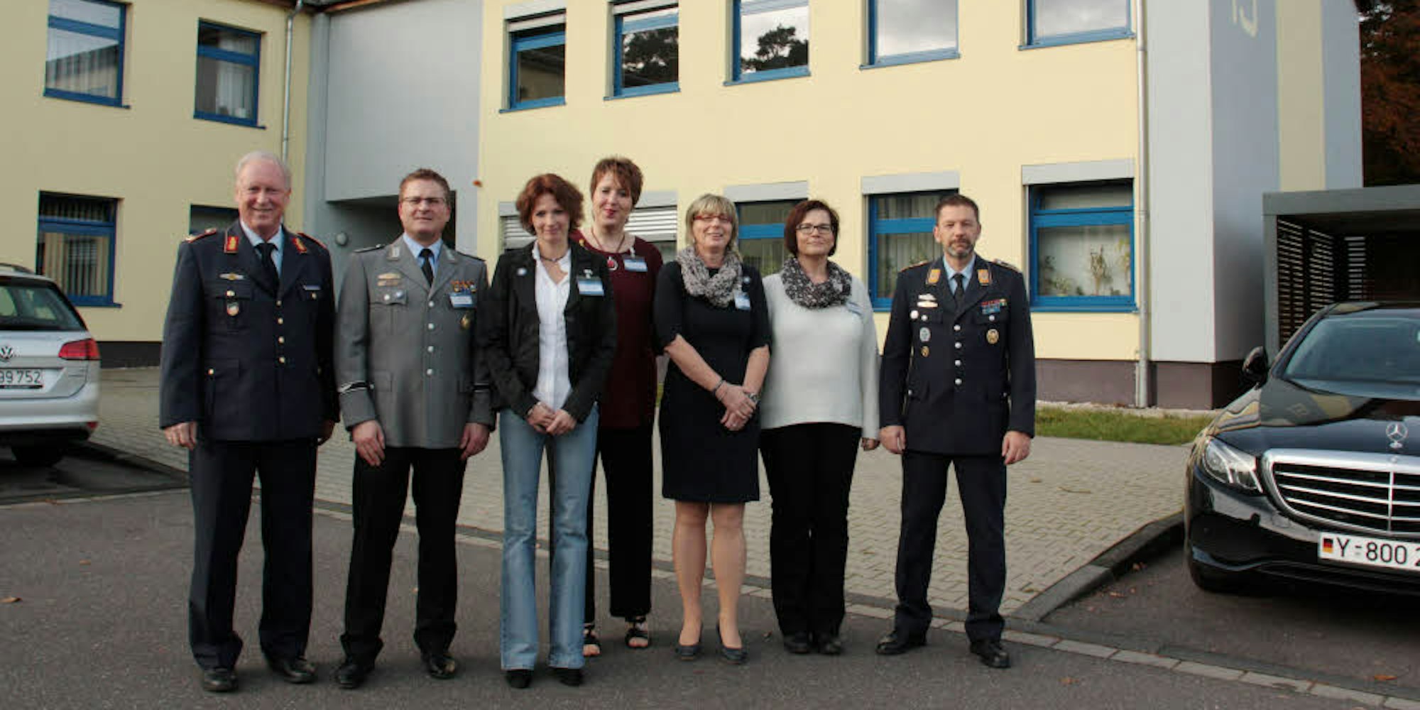 Das Team des neu eingerichteten Familienbetreuungszentrums in der Bleibergkaserne Mechernich unter Leitung von Oberstabsfeldwebel Oliver Minwegen (2.v.l.) stellte sich gestern offiziell vor.