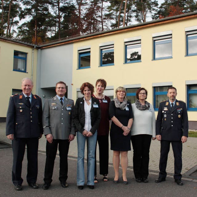 Das Team des neu eingerichteten Familienbetreuungszentrums in der Bleibergkaserne Mechernich unter Leitung von Oberstabsfeldwebel Oliver Minwegen (2.v.l.) stellte sich gestern offiziell vor.