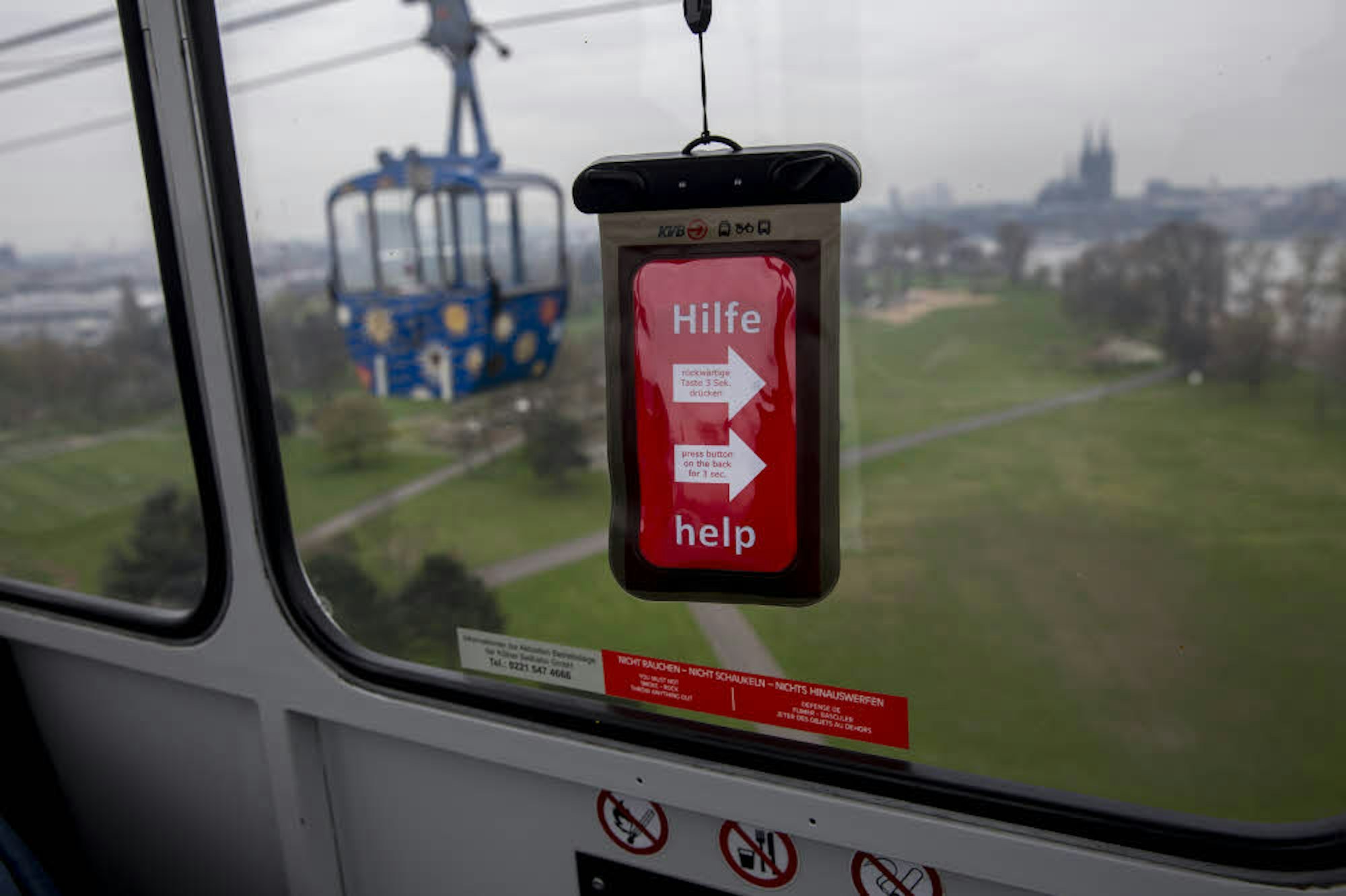 In den Gondeln hängen rote Notfalltelefone in Beuteln, mit denen Fahrgäste Kontakt zur Leitstelle aufnehmen können.