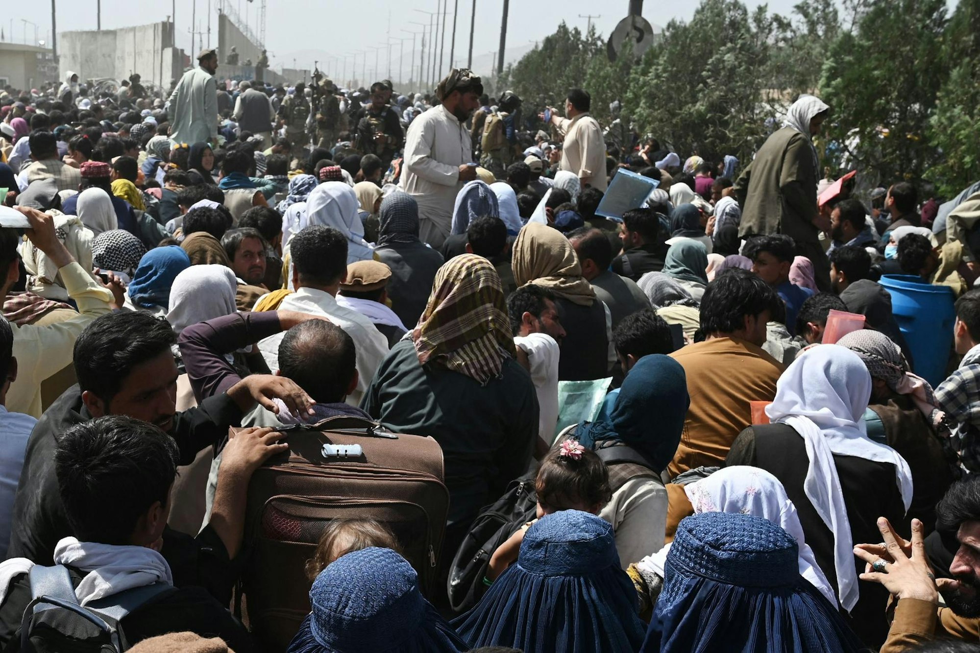 Kabul Menschen warten afp