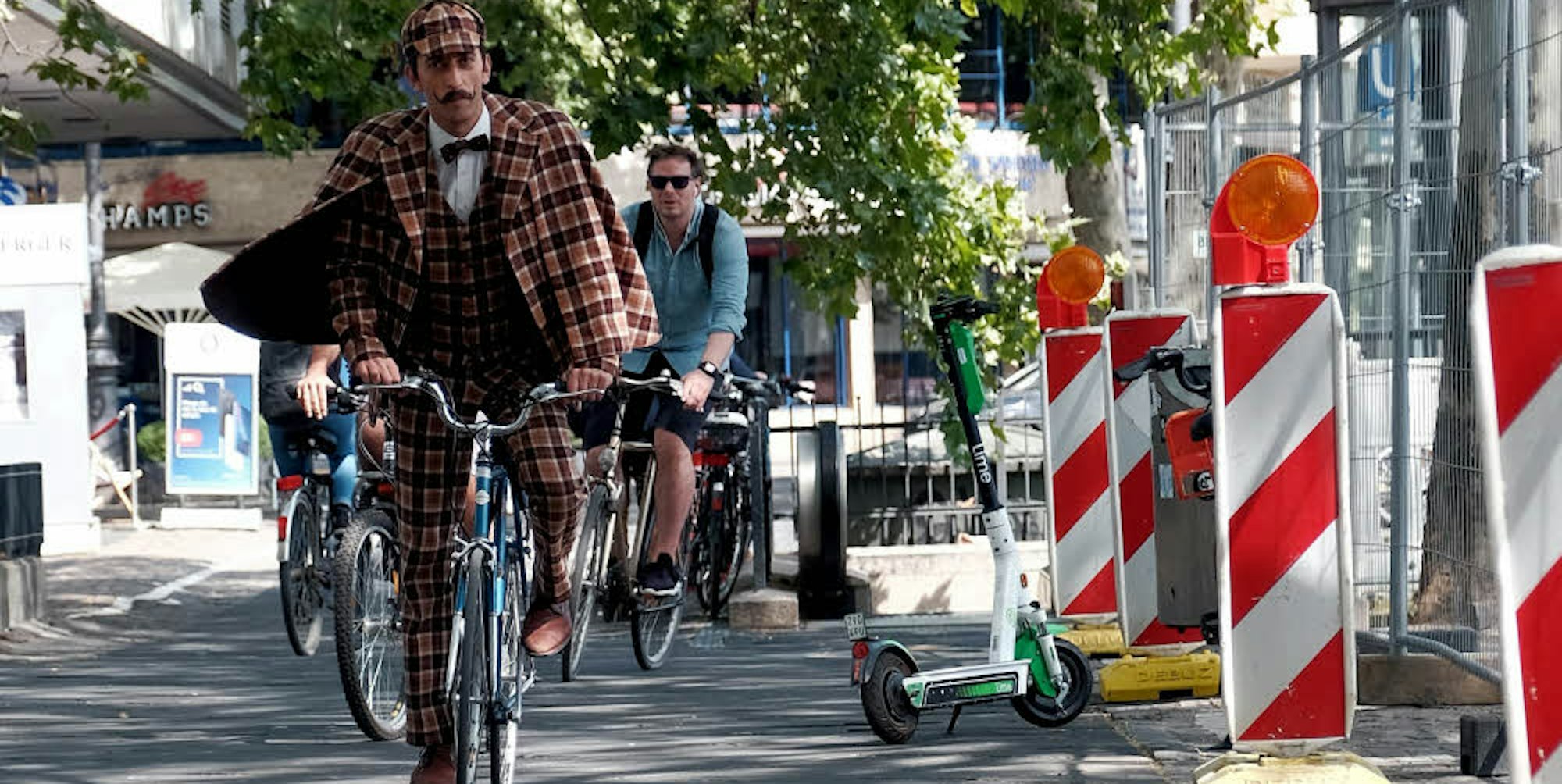 Mit dem Rad unterwegs am Rudolfplatz: Schauspieler Peter Zgraggen in seiner Detektivs-Kluft als Inspector Carter.