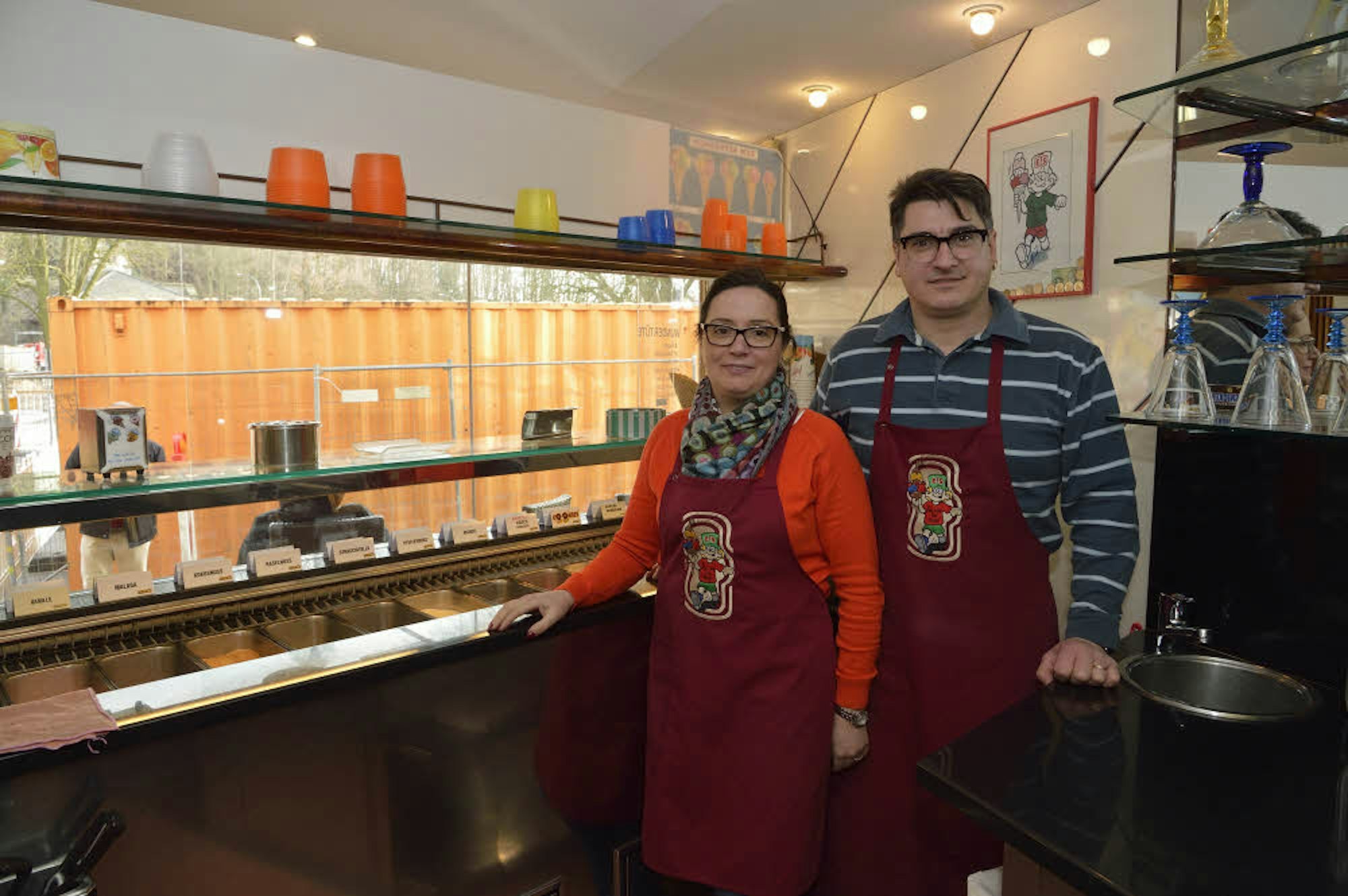 Die Besitzer des Eiscafés, Sonia und Simone Stefani, gegenüber dem Forumpark fürchten um ihre Existenz.