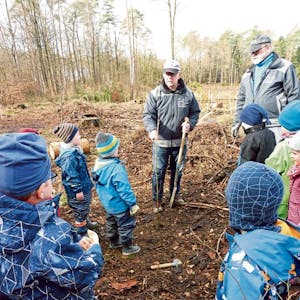 Auch Kindergartenkinder waren bei der Baumpflanzaktion des Heimat- und Geschichtsvereins Lohmar dabei.