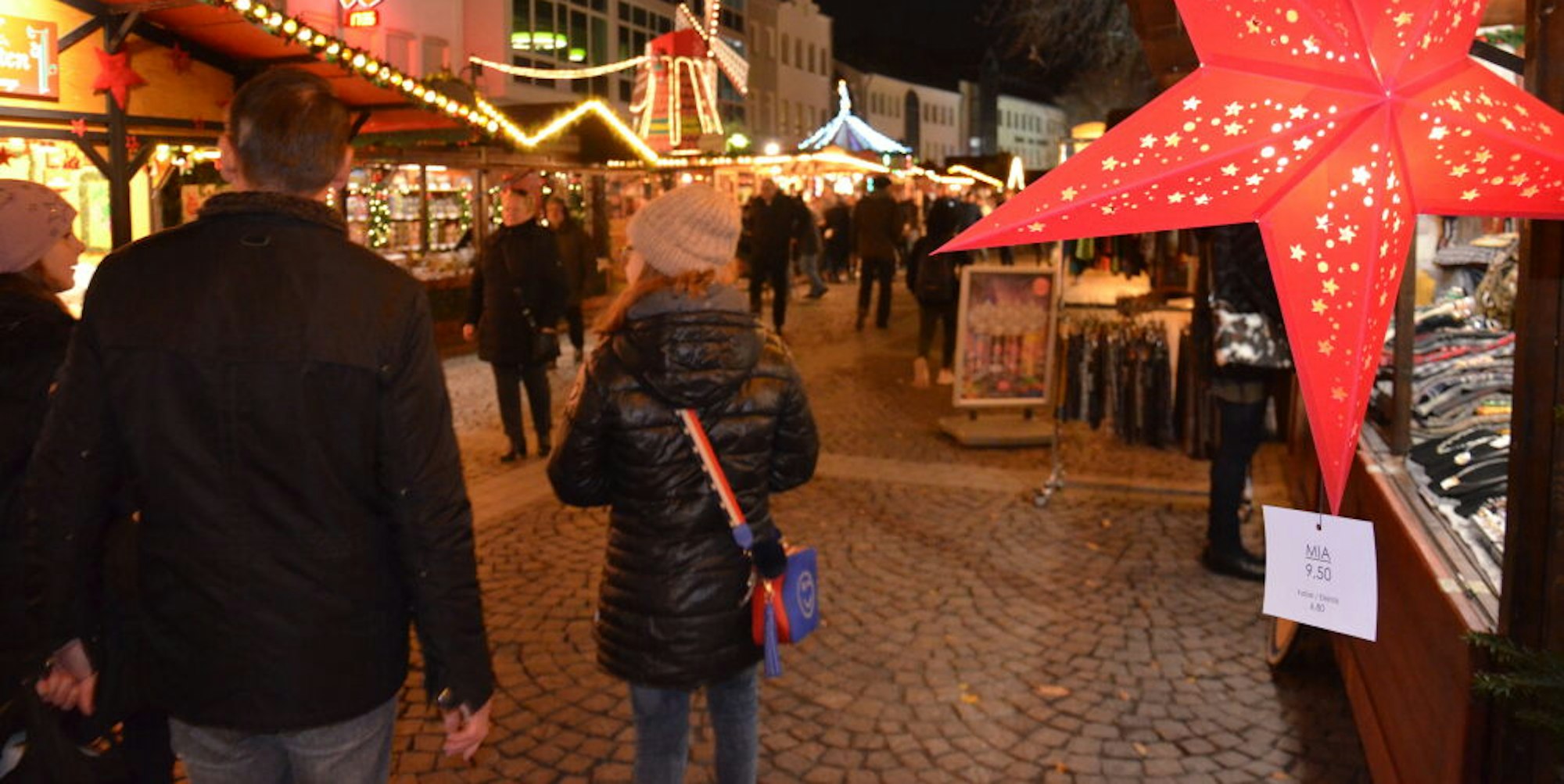 In Brühl können die Besucher bereits über den Weihnachtsmarkt bummeln.