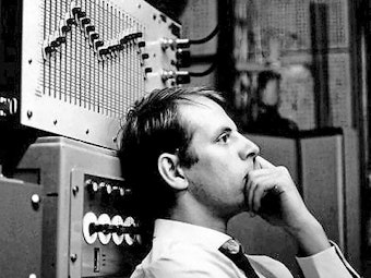 Komponist Karlheinz Stockhausen in den 1960er Jahren im Studio für Elektronische Musik.