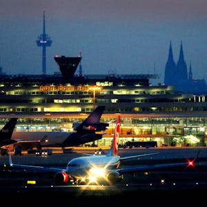 Ein Flugzeug landet auf dem Flughafen Köln/Bonn.
