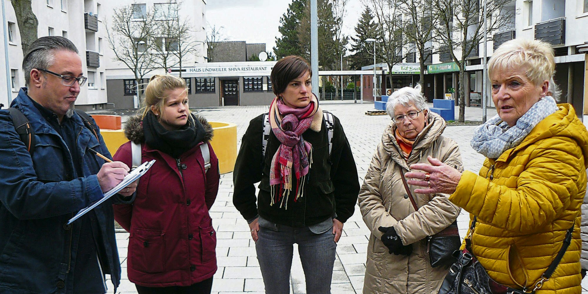 Thorsten Mehnert (links) ließ sich von Bürgern aus Lindweiler die Probleme im Stadtteil schildern und schrieb fleißig mit.