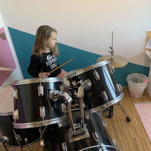 Liz Wollthan übt in ihrem Zimmer Schlagzeug. Das gefällt ihr, aber noch viel besser sei es in der Musikschule.