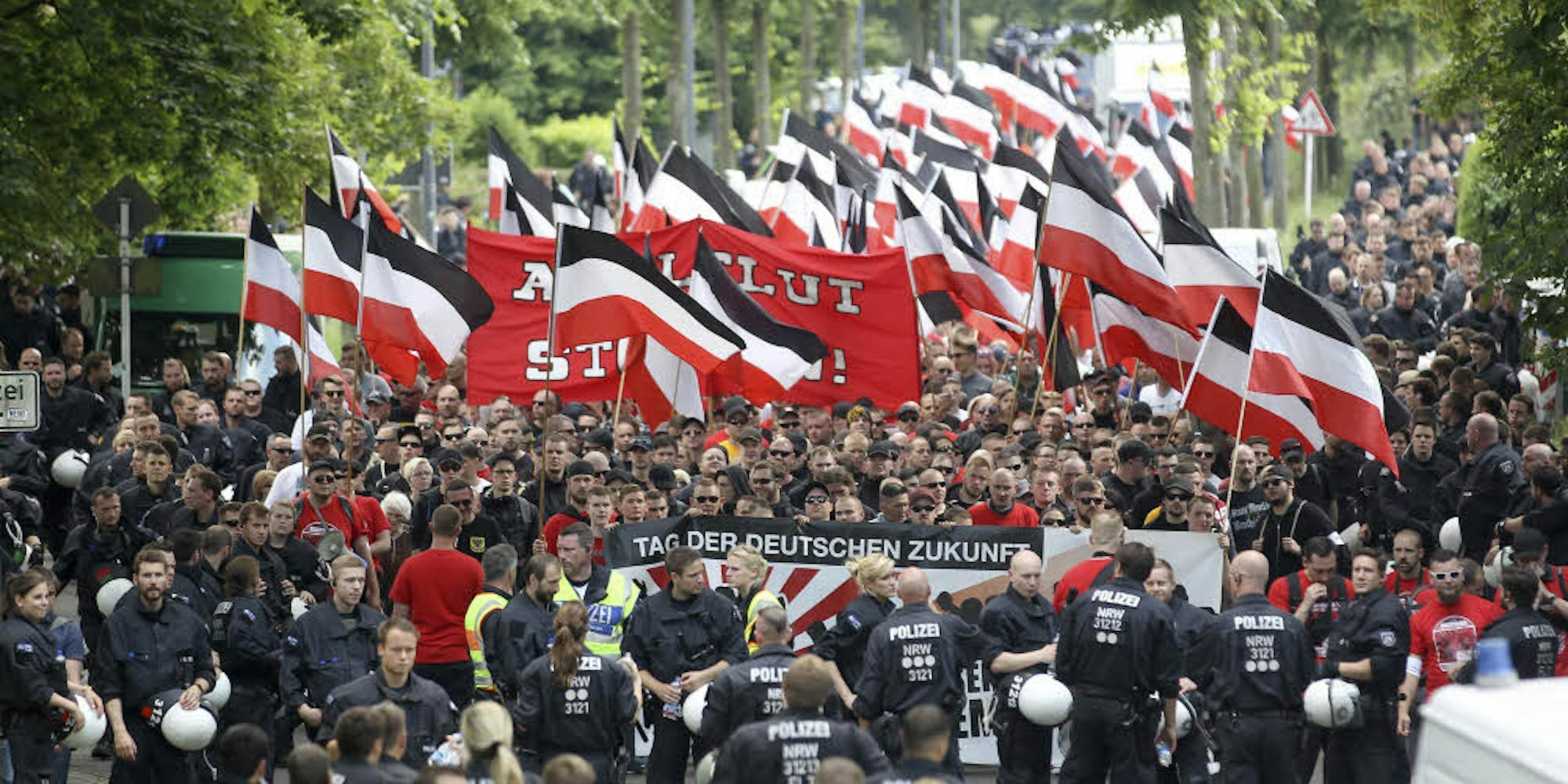 Aufmarsch von etwa 900 Neunazis im Juni 2016 in Dortmund