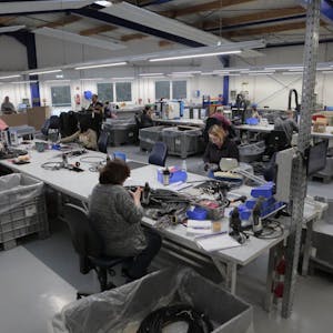 Seit Ende Oktober wird in der neuen Halle gearbeitet. Etwa 40 Mitarbeiter hat Müller Plastik für die Ladekabel der E-Autos eingestellt.