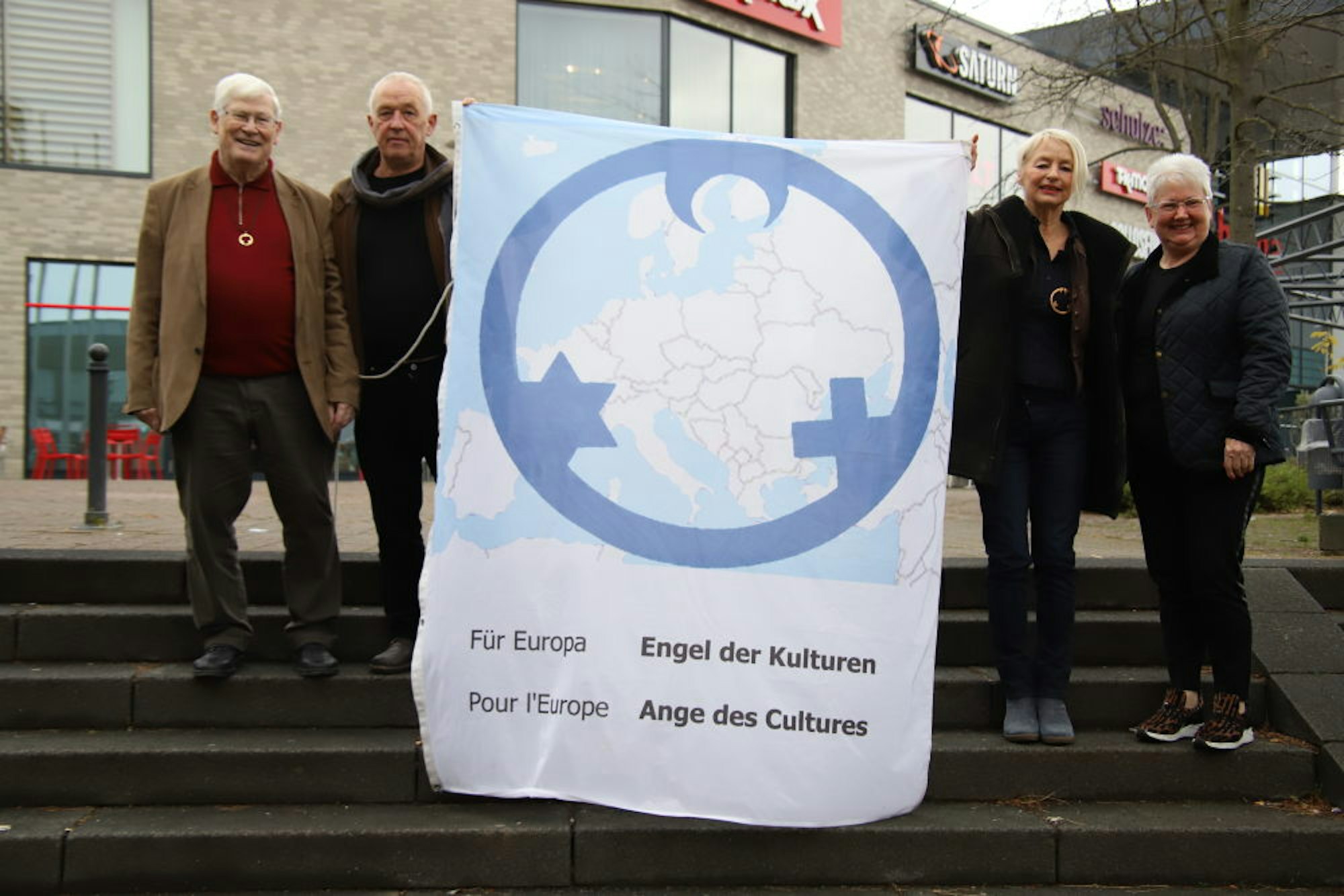 Rechts: Gregor Schröder, Gregor Merten, Carmen Dietrich und Helene Hammelrath (v.l.) mit dem Banner der „Engel der Kulturen“.
