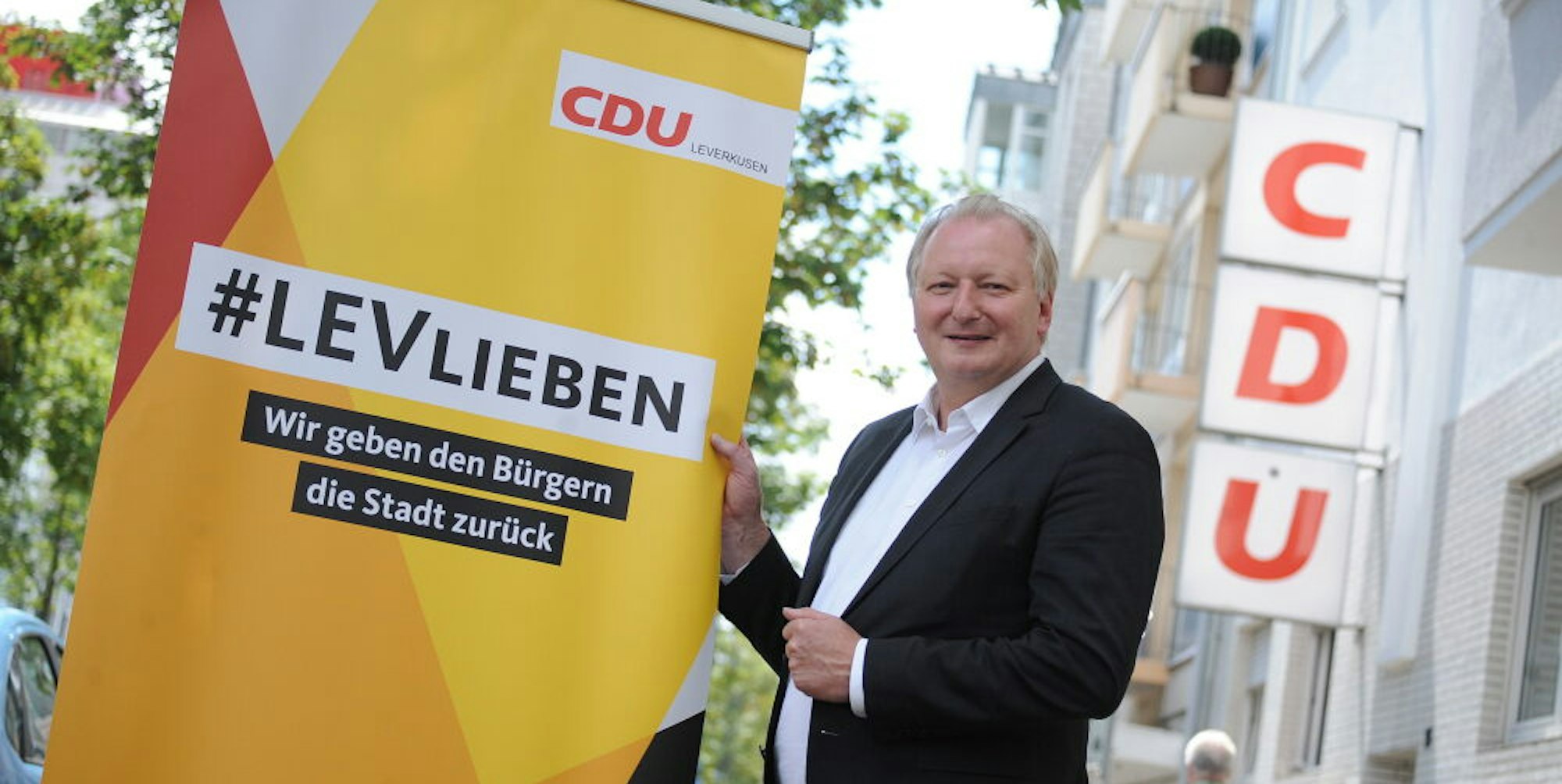 Die Kampagne #LEVlieben soll ihn in die Herzen der Bürgerinnen und Bürger und auf den Chefsessel im Rathaus befördern, wünscht sich Frank Schönberger.