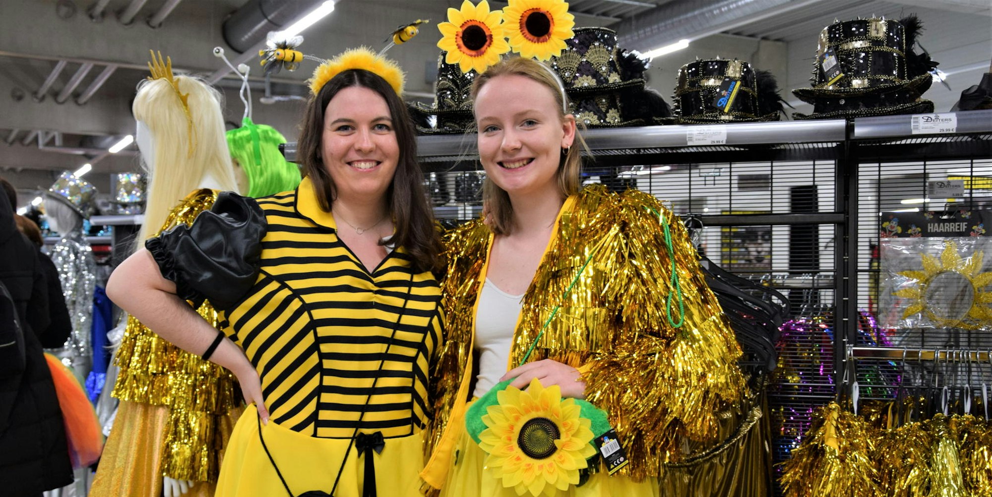 Antonia Dinslaken (l.) und Caitlin Koch (r.) liegen als Biene und Blume voll im Trend.