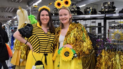 Antonia Dinslaken (l.) und Caitlin Koch (r.) liegen als Biene und Blume voll im Trend.