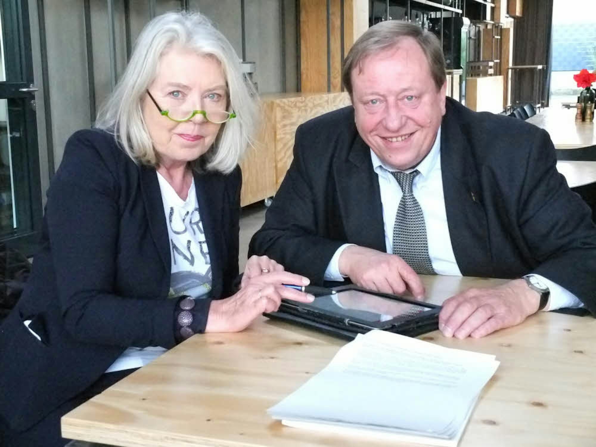Parteiübergreifende Zusammenarbeit zugunsten der Bezirke: Helga Blömer-Frerker (CDU) und Josef Wirges (SPD)