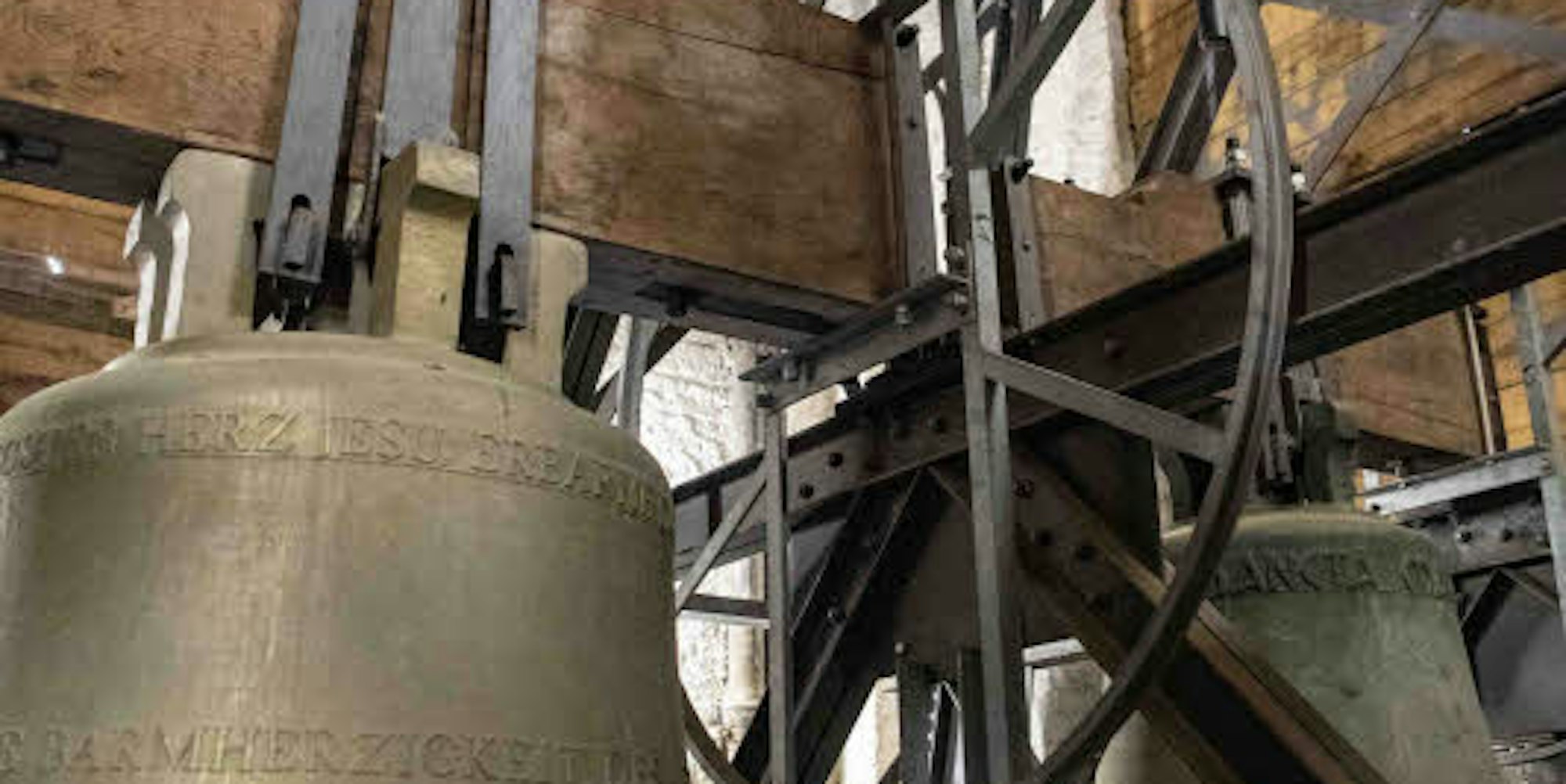 Insgesamt 8,8 Tonnen bringen die Glocken im Turm der Herz-Jesu-Kirche auf die Waage. 