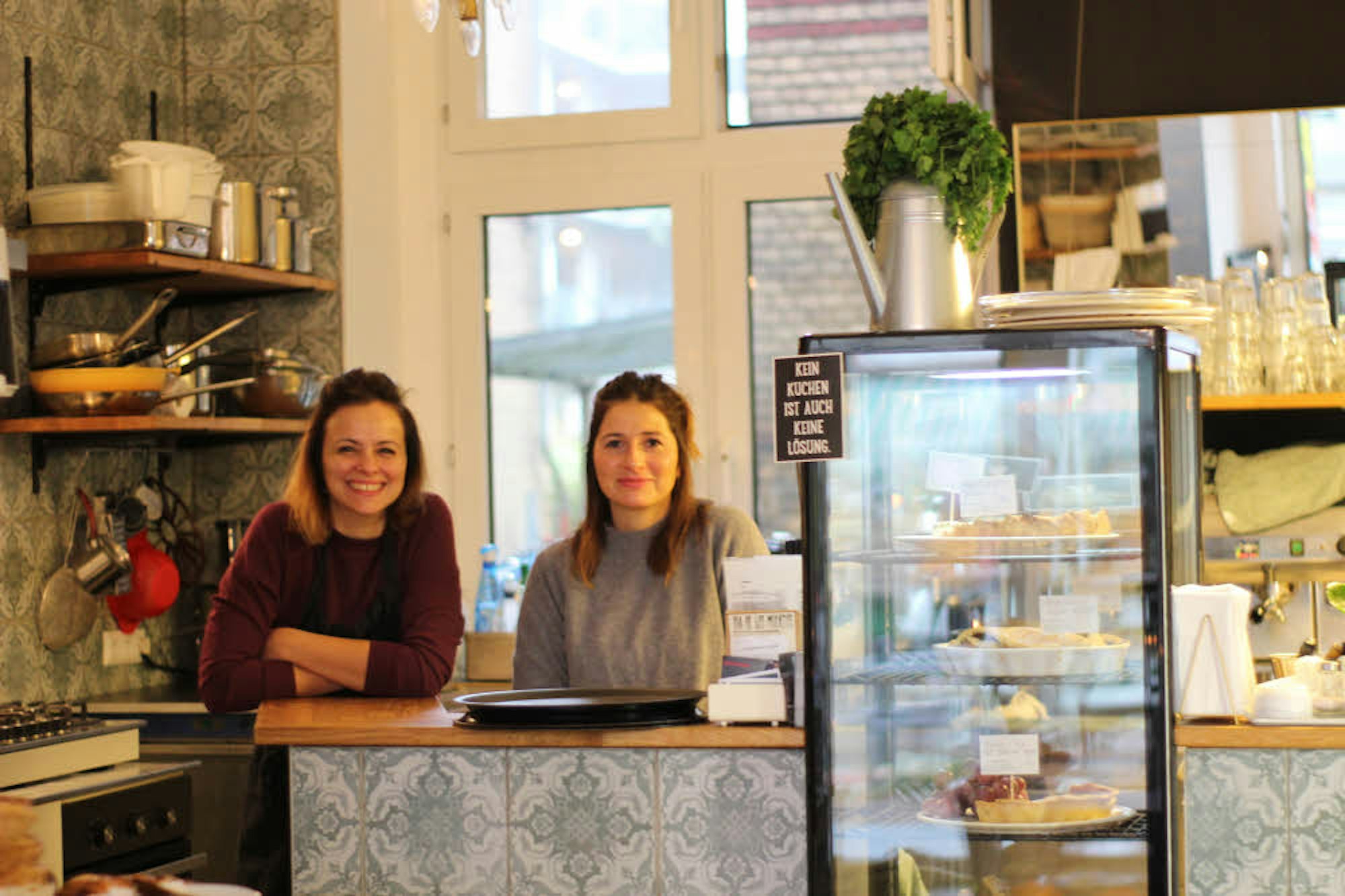 Hinter der Ladentheke sind sie zuhause: Die Schwestern Seher Ergenekon (l.) und Gülsum Backus in ihrem Café.