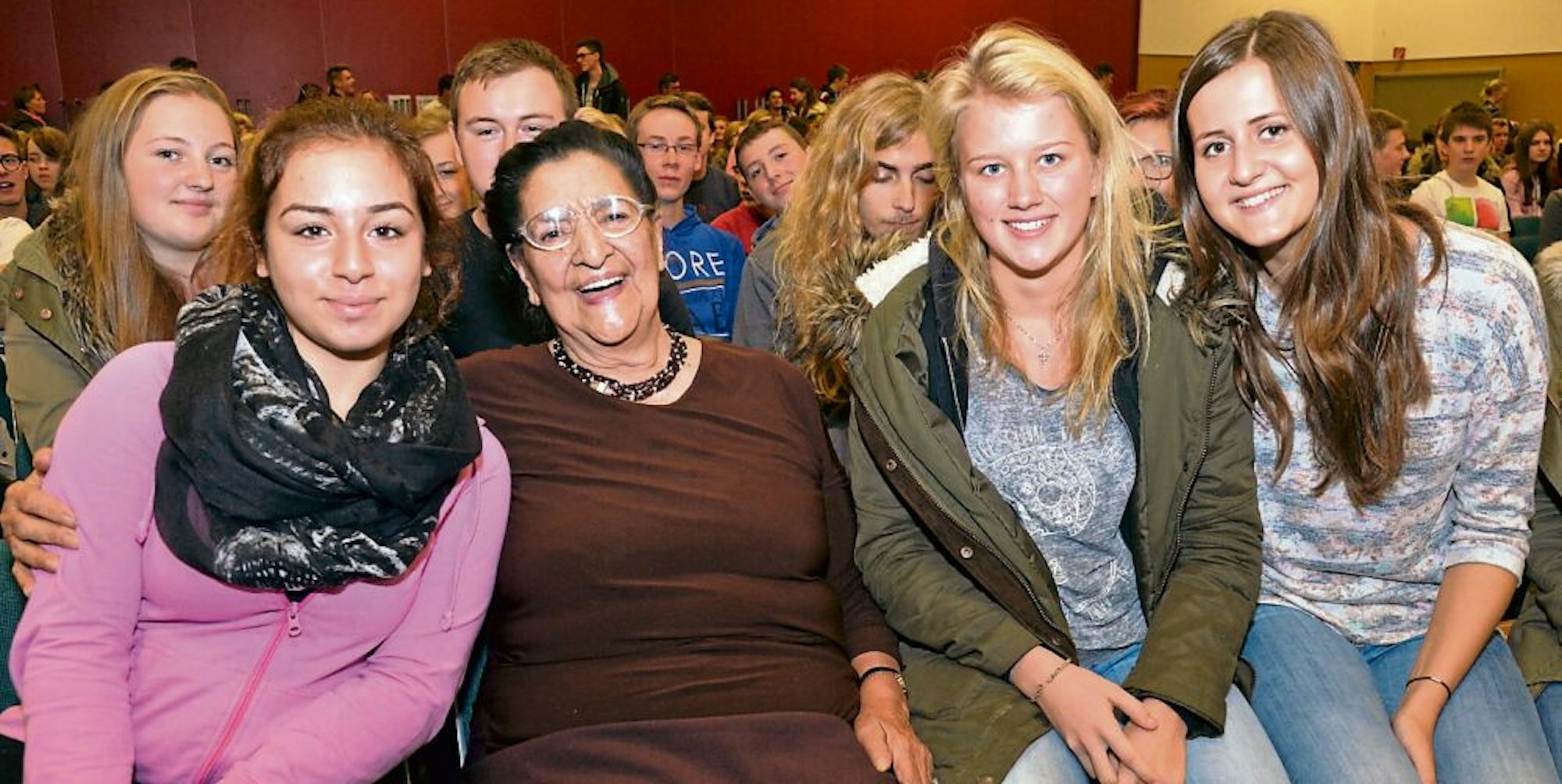 Die Auschwitz-Überlebende Philomena Franz mit Schülerinnen im Gymnasium Herkenrath.