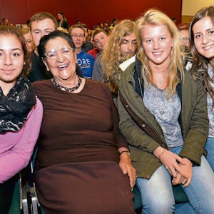 Die Auschwitz-Überlebende Philomena Franz mit Schülerinnen im Gymnasium Herkenrath.