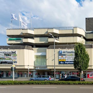 Nach dem Aus für Karstadt befand sich zwischenzeitlich das Impfzentrum im Einkaufszentrum Bergischer Hof. Nun sind neue Mieter eingezogen.