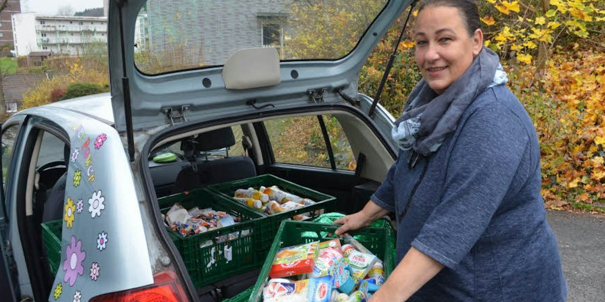 Die Kisten mit Lebensmitteln packt Petra Steinbach in ihren Wagen. (Foto: Hunt)
